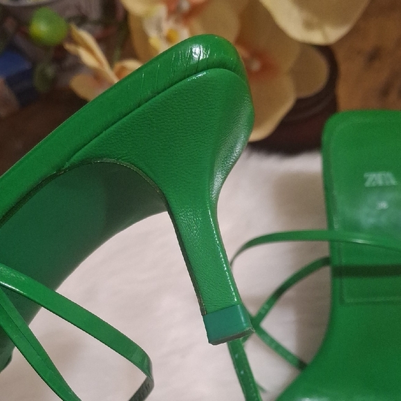 Zara Women's Vibrant Green Sandals - Picture 5 of 8